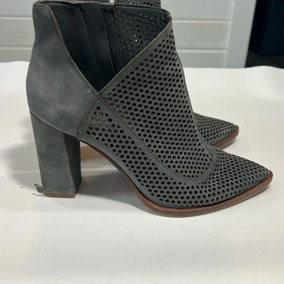 Vince Camuto Levesna Bootie Grey Suede Leather size 7 1/2 - Picture 1 of 8